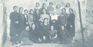 Dones empresonades nomès per ser familiars de republicans. A la foto Teresa Griñó, de Gandesa, a la dreta de la monja oblata que les vigilava. Família Griñó