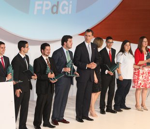 La foto amb tots els premiats i els monarques Foto: LLUÍS SERRAT.