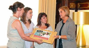 Entreguen a la presidenta del Parlament més de 75.000 signatures contra el projecte d'elBullifoundation al parc del cap de Creus