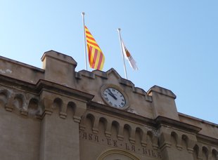 La façana de l'Ajuntament de Vilassar de Dalt sense la bandera espanyola. Foto: T.M.