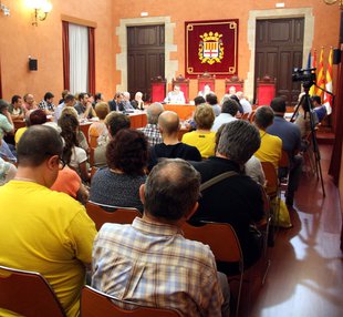 Un centenar de persones assistien al ple de Manresa en què es votava la moció. Foto: ACN.