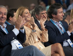 María Dolores de Cospedal, entre Javier Arenas i Carlos Floriano durant la trobada que el PP va celebrar ahir a Guadalajara Foto: EFE.