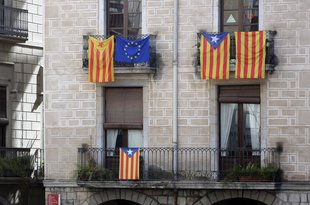 Un edifici a l'entrada a la plaça del Vi de Girona amb diverses estelades als balcons Foto: JOAN CASTRO / ICONNA.